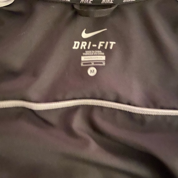 Black men’s Nike medium full zip golf rain jacket. - Picture 3 of 5